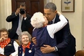 奥巴马竟遭老太太强吻!尴尬请米歇尔原谅