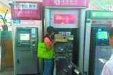 伤不起！女汉子银行卡被吞徒手拆毁ATM机