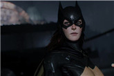 《蝙蝠侠：阿甘骑士》蝙蝠女预告 开胸皮衣好诱惑