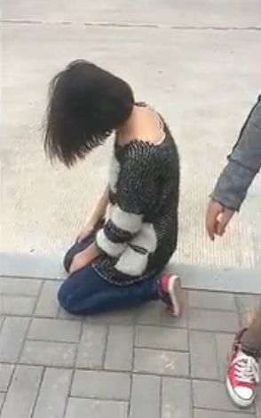 湖南岳阳市华容县一女孩被逼下跪多女暴打侮辱视频